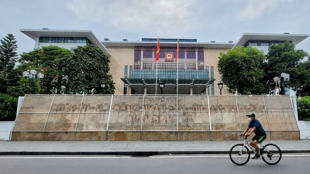 Dòng chữ trên tấm biển Đảng ủy, HĐND, UBND quận Đống Đa đã bị bóc gỡ để chuẩn bị kết thúc hoạt động của chính quyền cấp quận, huyện