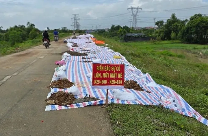 Một tuyến đê trọng yếu của Hà Nội bị sụt lún nghiêm trọng
