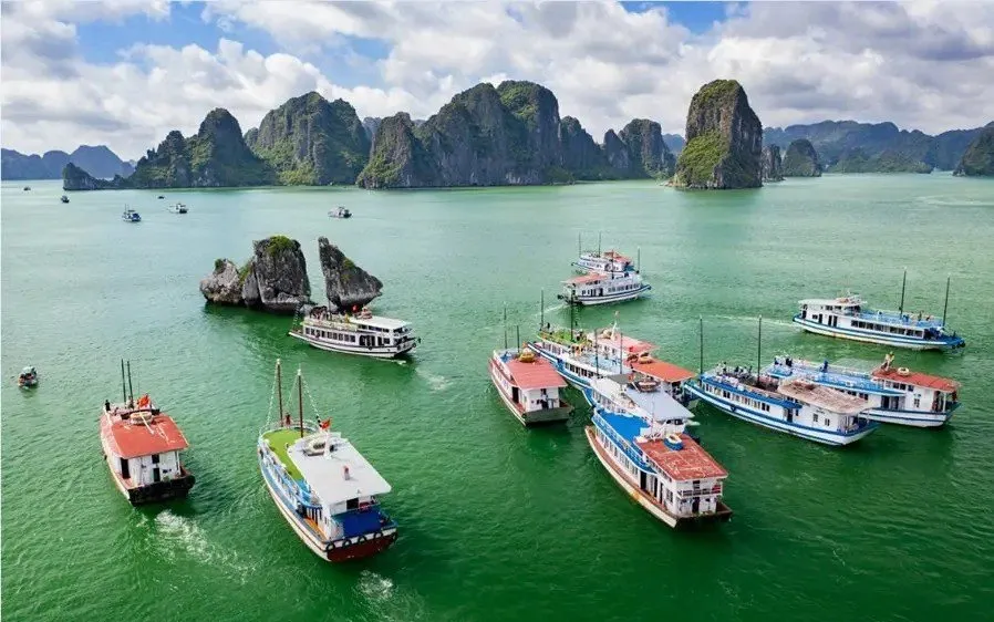Nhiều tàu du lịch ở vịnh Hạ Long lắp thêm thiết bị liên lạc AIS sau vụ lật tàu Vịnh Xanh 58
