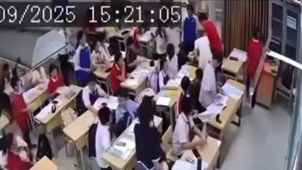 Nam sinh lớp 7 túm tóc, xô ngã cô giáo vì bị thu đồ chơi