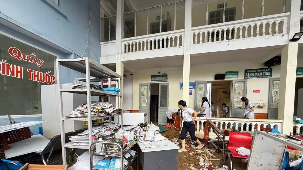 Lũ bất ngờ tràn vào Bệnh viện Đa khoa Vân Hồ: Di dời khẩn cấp hơn 200 bệnh nhân 
