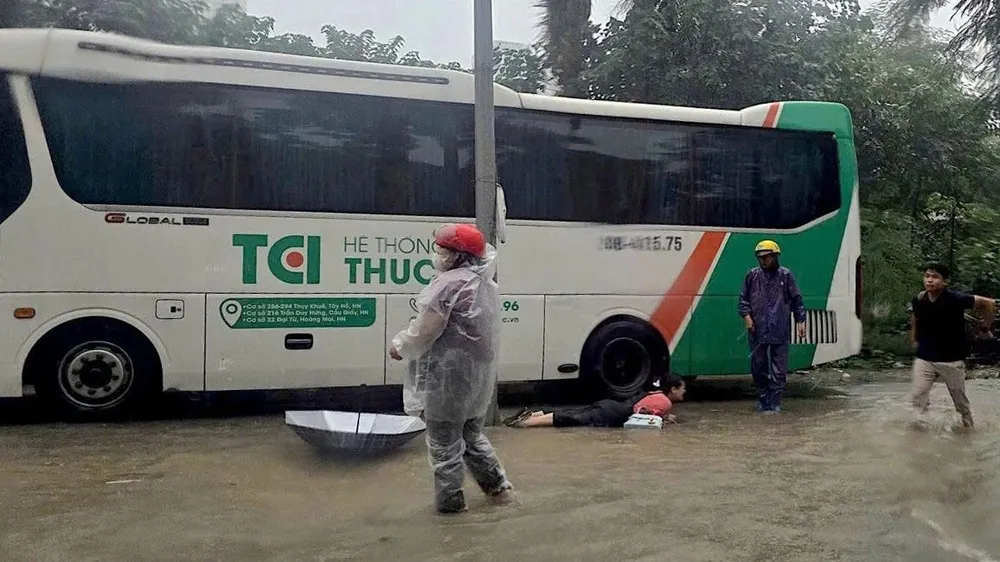 Làm rõ sự cố rò điện đèn chiếu sáng ở Hà Nội làm nhiều người bị giật điện