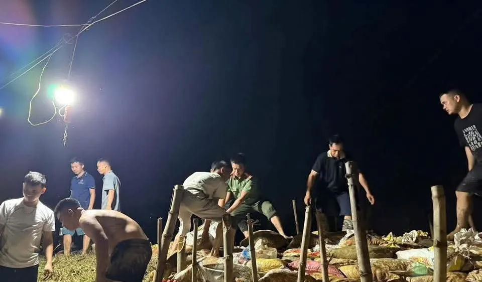Lực lượng chức năng và người dân xã Đa Phúc, TP Hà Nội gia cố bờ đê vào đêm 8-10