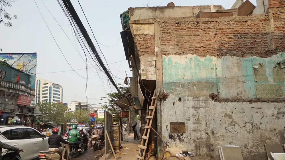 Nhiều hộ dân thuộc diện phải di dời tại dự án đường Vành đai 1 của Hà Nội vẫn chưa chịu di dời