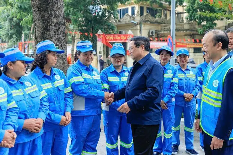 Thủ tướng Phạm Minh Chính thăm, tặng quà công nhân môi trường đô thị Hà Nội