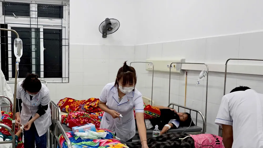Lai Châu: 206 học sinh nhập viện nghi ngộ độc do ăn quả dại