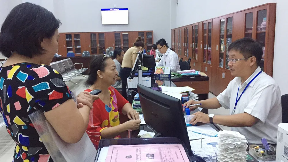 Cán bộ UBND quận 4 (TPHCM) giải quyết thủ tục hành chính cho người dân