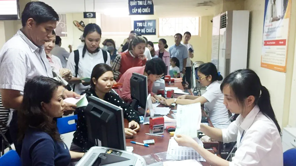 Người dân đăng ký nhận kết quả cấp hộ chiếu qua bưu điện