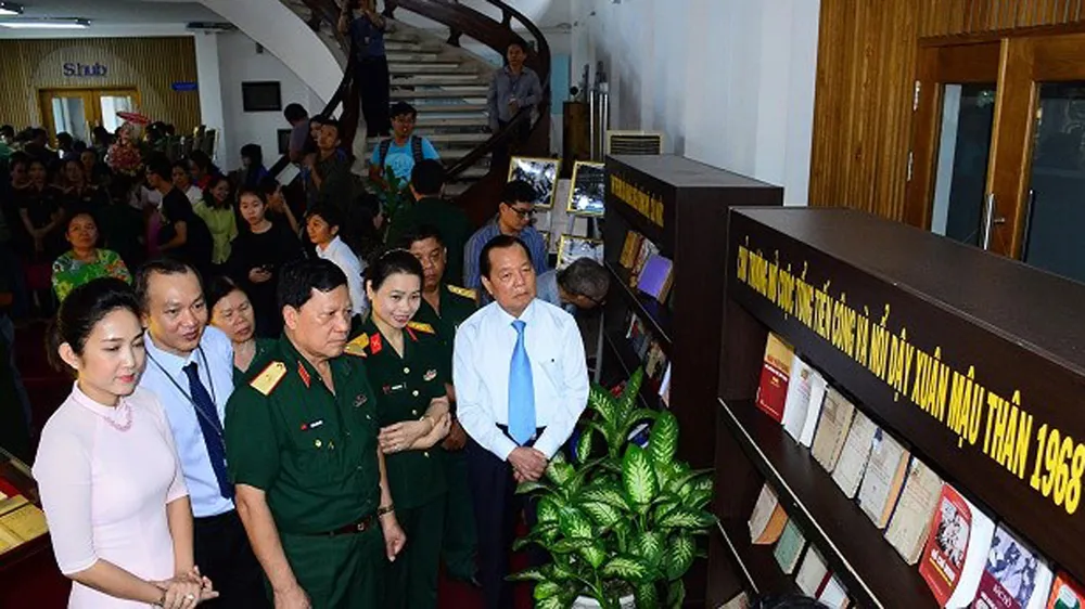 Đại biểu tham quan triển lãm tư liệu “50 năm - Một mùa Xuân lịch sử”