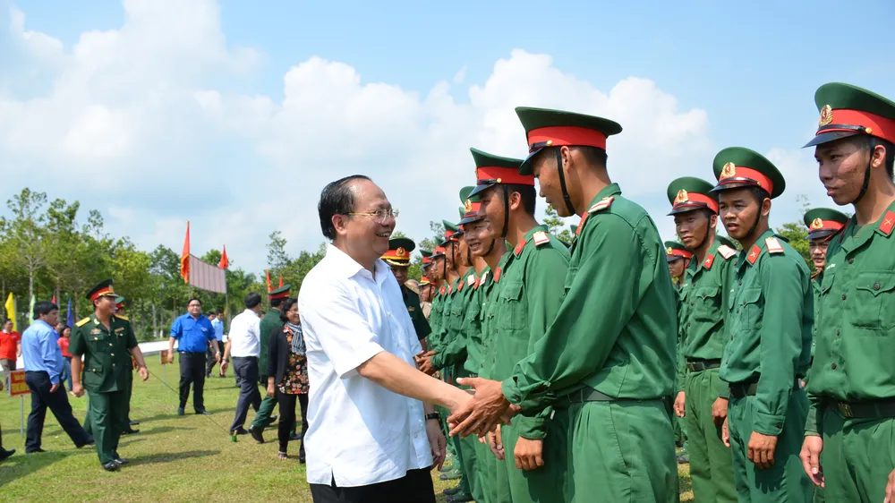 Đồng chí Tất Thành Cang thăm chiến sĩ Sư đoàn 5