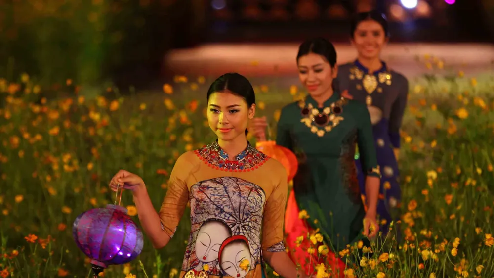 Sân khấu biểu diễn áo dài lộng lẫy ở cầu Trường Tiền.