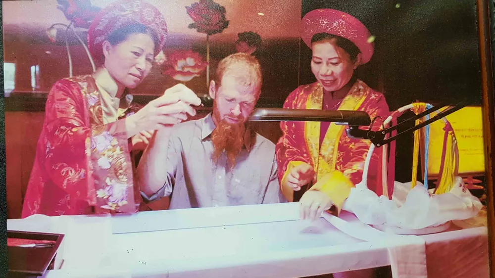 Du khách tập thêu tại Bảo tàng nghệ thuật thuê XQ Huế.