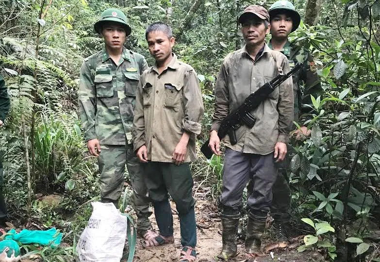 Hai đối tượng Mạnh và Mai tại thời điểm bị Bộ đội Biên phòng bắt giữ.