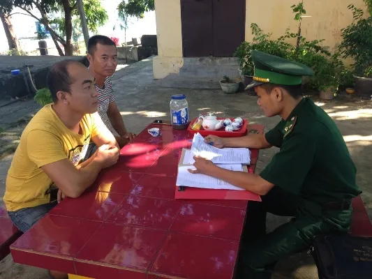 2 người Trung Quốc (bìa trái) vào khu vực biên giới trái phép.