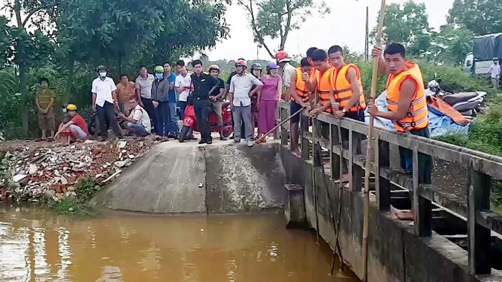 Các lực lượng chức năng nỗ lực tìm kiếm em L.V.S. bị cuốn vào miệng cống, mất tích