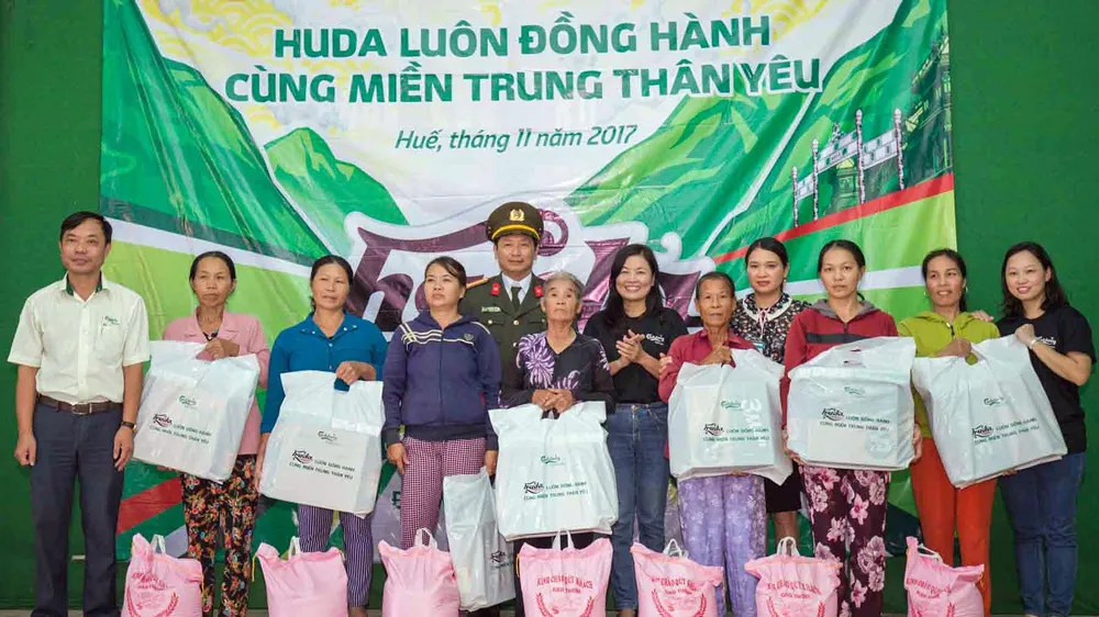 Carlsberg Việt Nam giúp đồng bào vũng bão lũ tỉnh Thừa Thiên - Huế