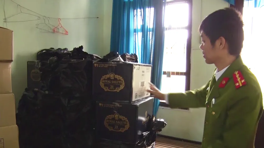 Cơ quan chức năng đang kiểm kê lô hàng không rõ nguồn gốc