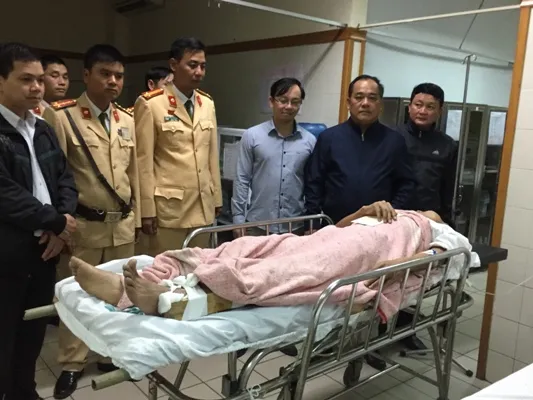 Phó Giám đốc Công an tỉnh Thừa Thiên - Huế Lê Văn Vũ thăm hỏi và động viên Đại úy Nguyễn Văn Cảm 