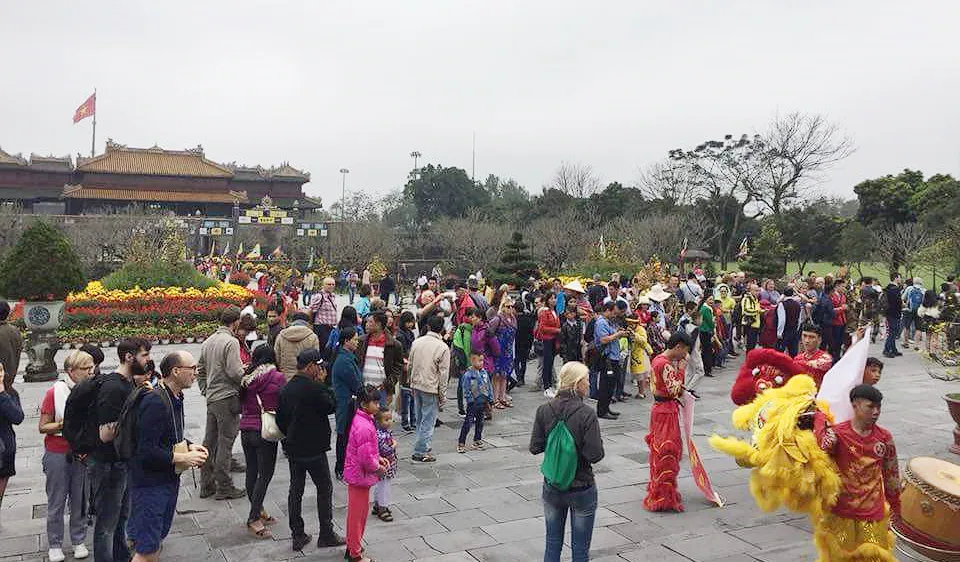 Rất đông du khách tham quan Đại nội Huế