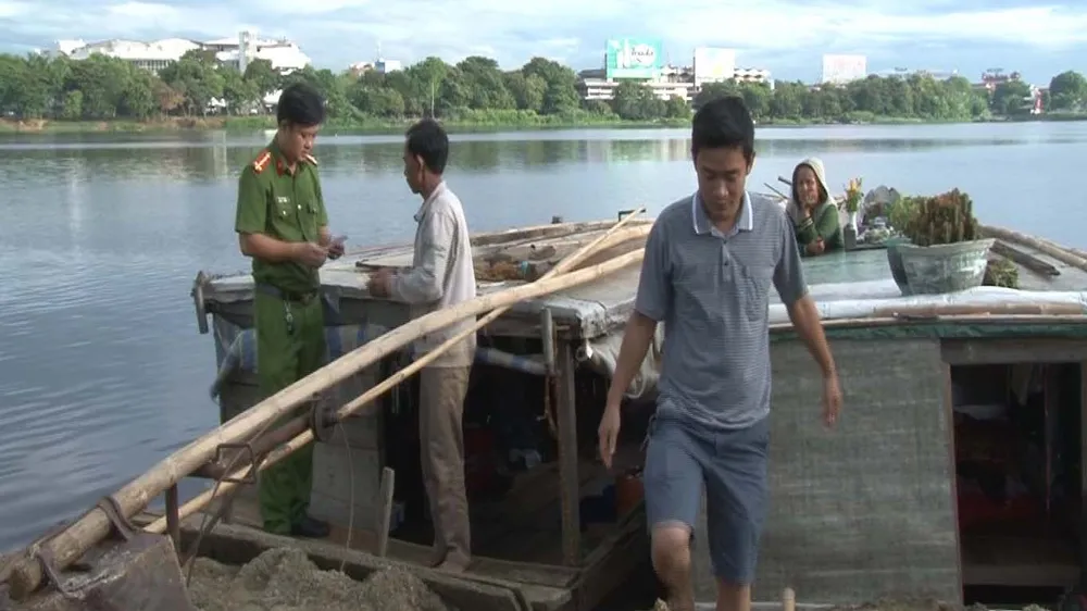 Bắt quả tang hàng loạt đối tượng khai thác cát sỏi trái phép sông Hương