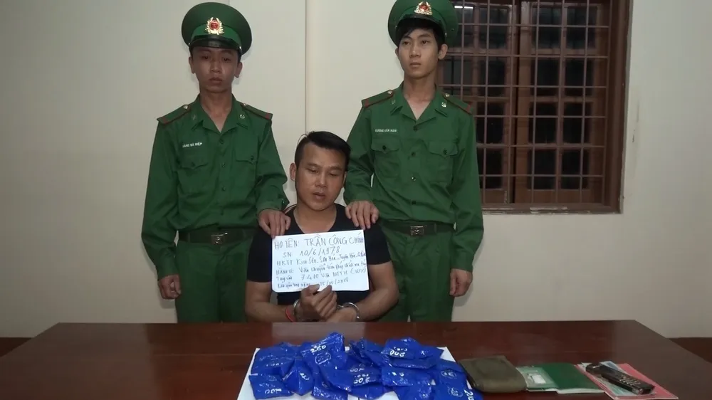 Đối tượng Trần Công Chính cùng tang vật.