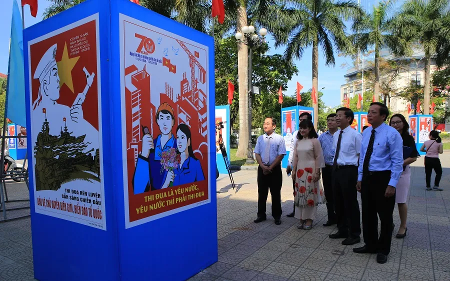 Một góc triển lãm tranh cổ động tuyên truyền 70 năm ngày Bác Hồ ra Lời kêu gọi thi đua ái quốc