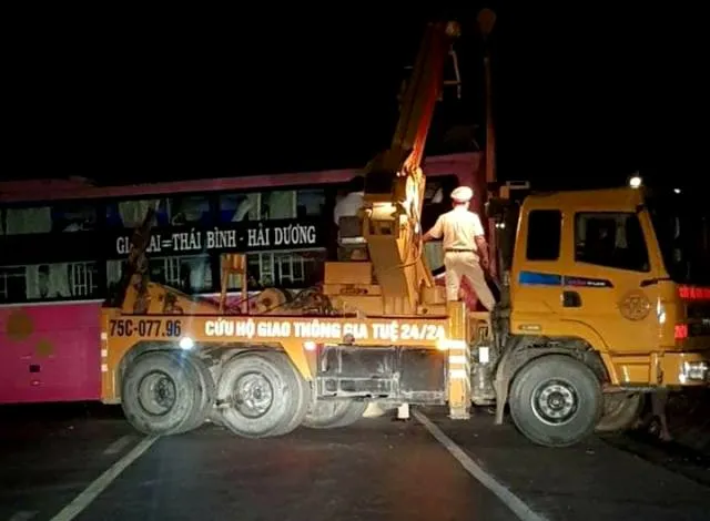 Xe khách đâm vào vách núi, nhiều người bị thương