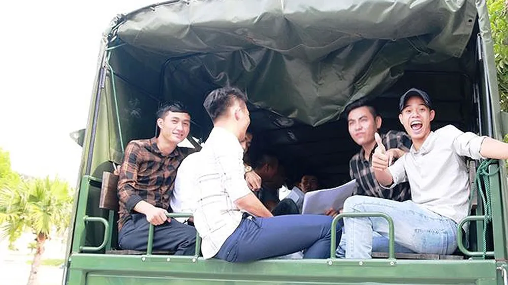 Các thí sinh phấn khởi khi được đơn vị dùng xe chuyên dụng vận chuyển đi thi.