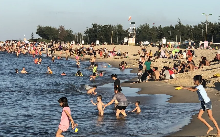 Người dân đổ xô ra biển tránh nắng nóng