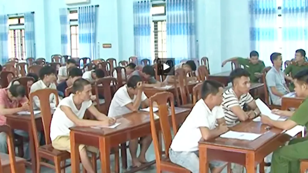 Các đối tượng đánh bạc bằng hình thức cá độ bóng đá