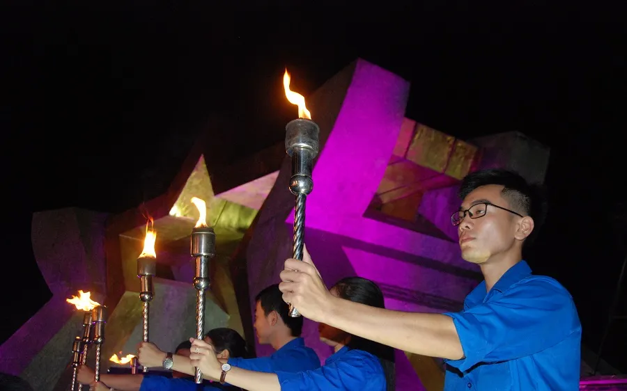 Thắp nến tri ân các anh hùng liệt sĩ tại nghĩa trang liệt sĩ quốc gia Đường 9.