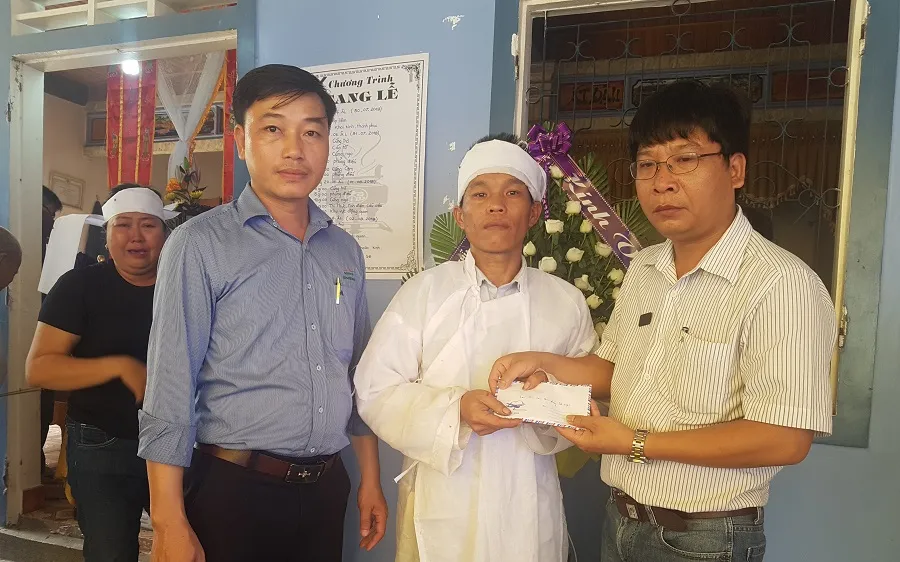Đại diện Báo SGGP trao tiền hỗ gia đình chú rể Nguyễn Khắc Long - nạn nhân trong vụ tai nạn giao thông thảm khốc tại Quảng Nam. 