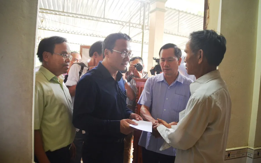 Phó Chủ tịch chuyên trách Ủy ban ATGT quốc gia Khuất Việt Hùng thăm hỏi, hỗ trợ gia đình bị nạn 