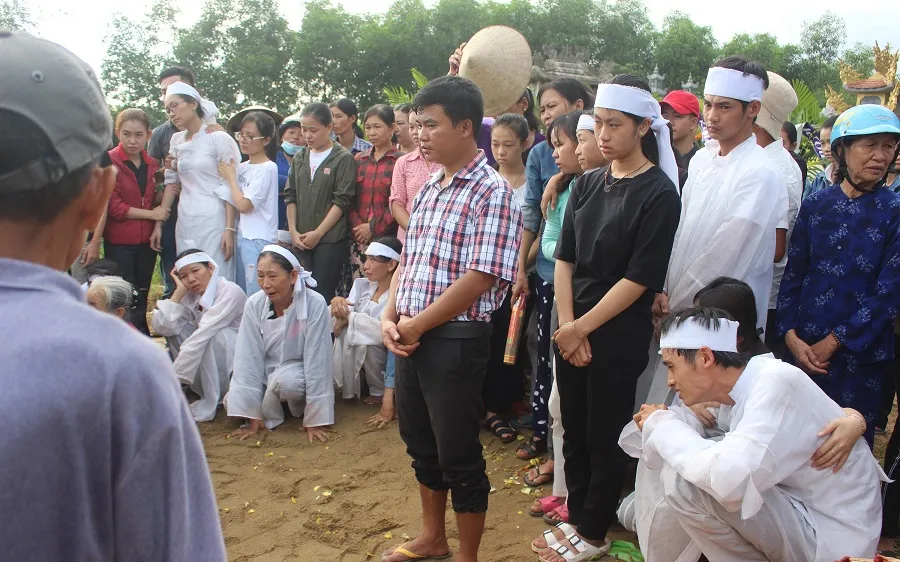 Người thân đau xót tiễn biệt các nạn nhân về nơi an nghỉ cuối cùng.