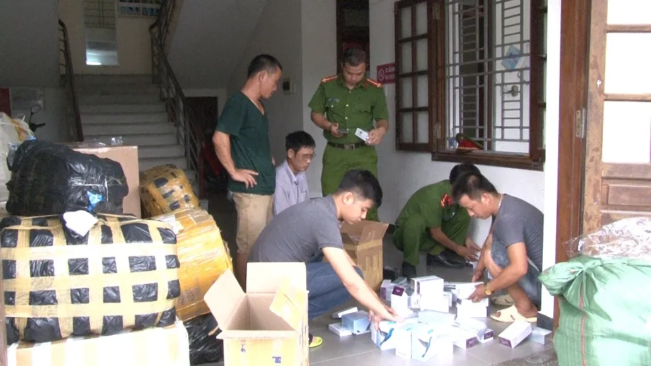 Bắt ô tô chở 45 bình khí gây cười và nhiều hàng hóa không rõ nguồn gốc