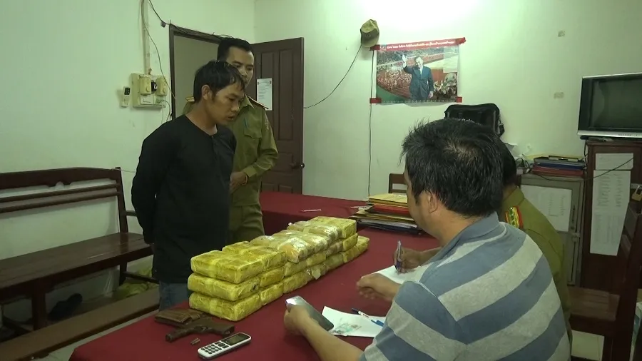 Đối tượng Tà Văn cùng tang vật