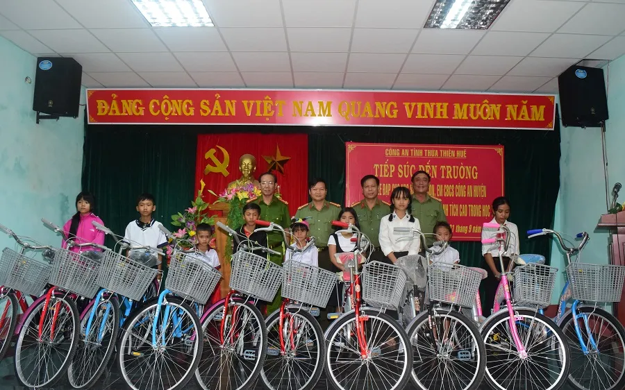 Tặng xe đạp cho trẻ em vượt khó học giỏi tại huyện A Lưới
