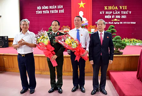 Ông Phan Thiên Định (thứ 2 từ phải sang trái) được bầu làm Phó Chủ tịch UBND tỉnh Thừa Thiên - Huế