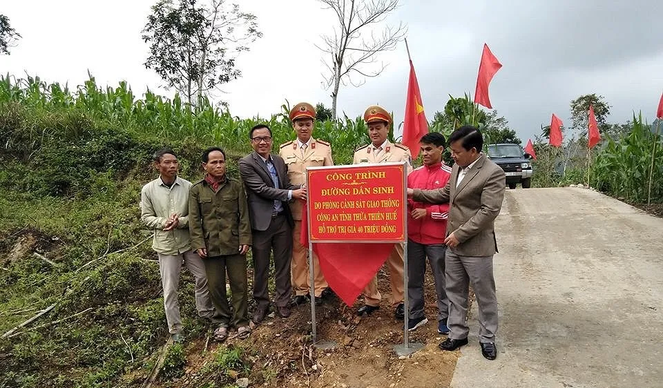 Bàn giao đường dân sinh cho đồng bào bản Krê 2 đón tết