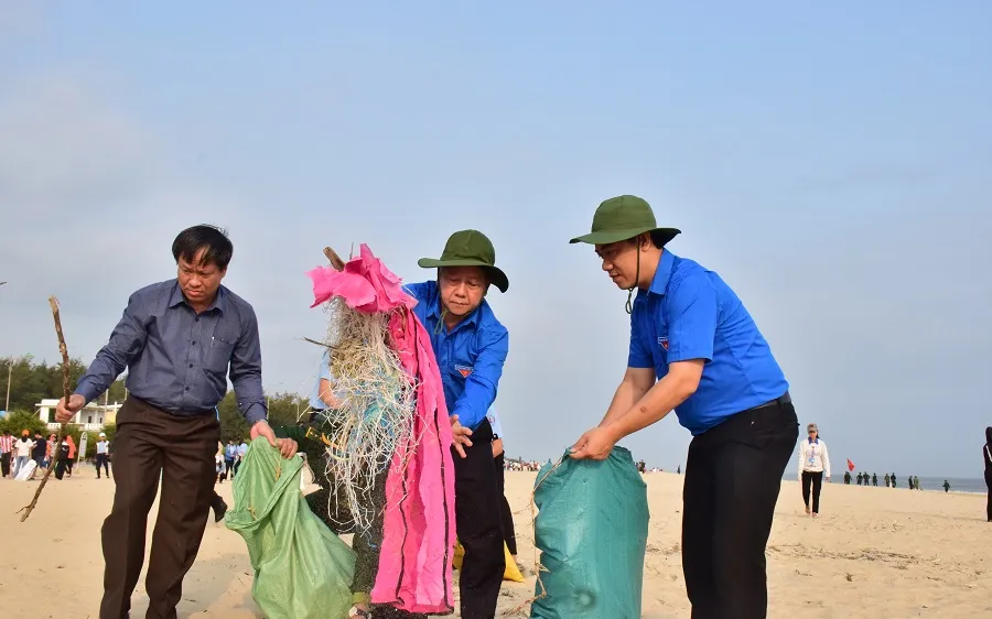 Ông Phan Ngọc Thọ, Chủ tịch UBND tỉnh Thừa Thiên - Huế (giữa) đang dọn rác trên bãi biển Thuận An.
