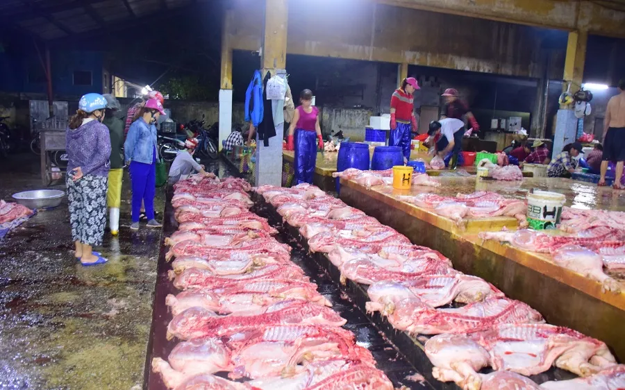 Chủ tịch UBND tỉnh Thừa Thiên – Huế kiểm tra chốt kiểm dịch lúc nửa đêm