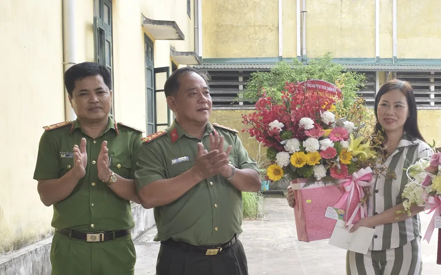 Đại tá Lê Văn Vũ, Phó Giám đốc Công an tỉnh Thừa Thiên – Huế (giữa) tặng hoa đại diện nữ phạm nhân đang cải tạo tại Trại tạm giam Công an tỉnh Thừa Thiên – Huế