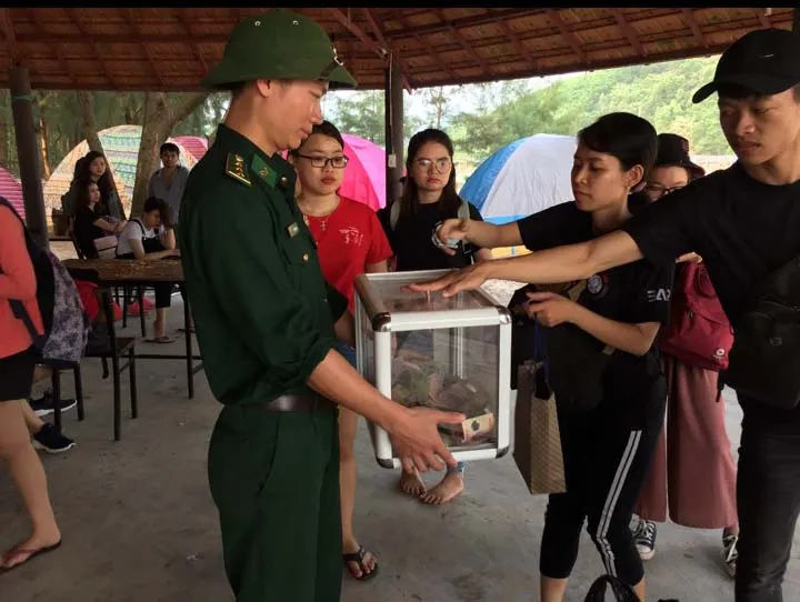 Nhiều bạn trẻ rộng lượng góp tiền lo hậu sự cho nạn nhân Ngô Hà Sinh.