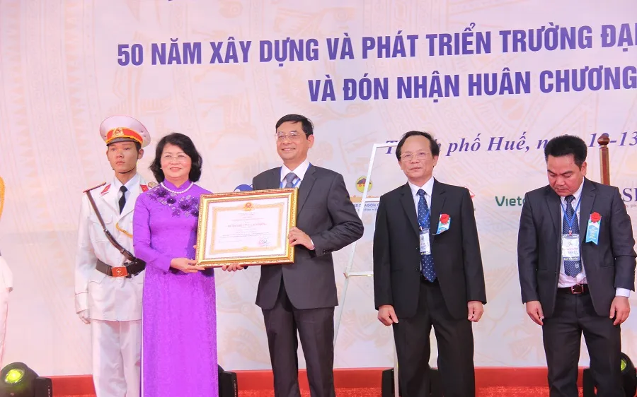 Phó Chủ tịch nước Đặng Thị Ngọc Thịnh trao Huân chương Lao động hạng Nhất cho Trường Đại học Kinh tế- Đại học Huế.