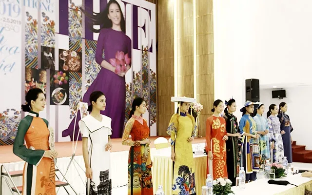 Độc đáo tại không gian áo dài và tơ lụa tại Festival nghề truyền thống Huế 2019
