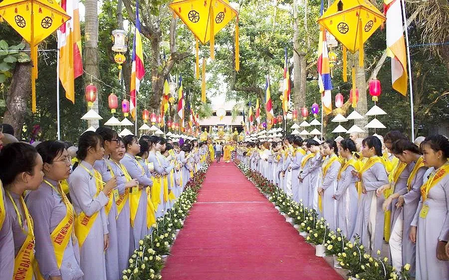 Rước Phật từ chùa Diệu Đế lên Tổ đình Từ Đàm.