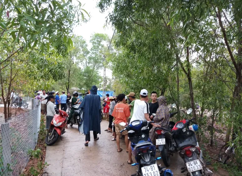 Nhiều người hiếu kỳ đến theo dõi vụ việc