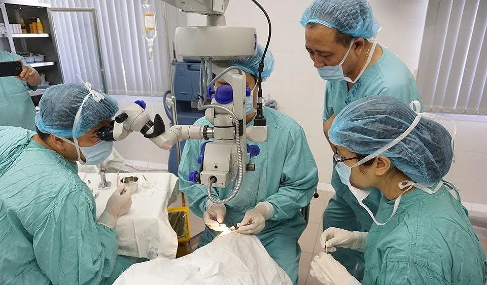 Đây là lần đầu tiên Bệnh viện Trung ương Huế tiến hành ghép giác mạc từ nguồn giác mạc của người mới qua đời hiến tặng