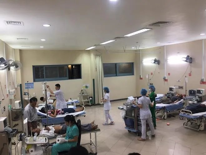 Các y bác sĩ Bệnh viện Trung ương Huế cơ sở 2 nỗ lực cứu chữa các bệnh nhân ngộ độc.