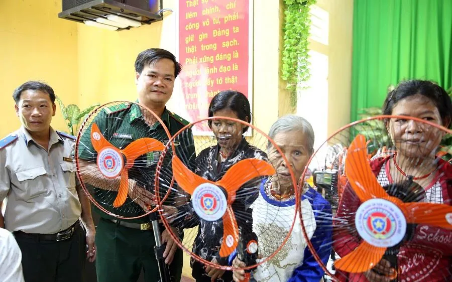 Tặng quạt điện cho đồng bào nghèo